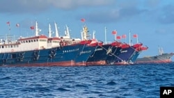 停泊在牛轭礁附近海域里的中国捕鱼船队。（美联社）