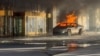 Пламя вырывается из Tesla Cybertruck после того, как он взорвался возле отеля Trump International Hotel Las Vegas в Лас-Вегасе, штат Невада, 1 января 2025 года. Снимок с экрана, из видео в социальной сети. (Antunes через Reuters)