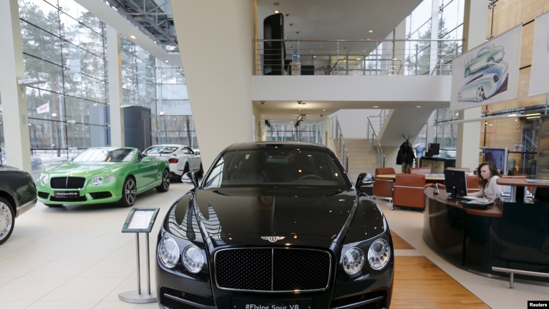 Salon automobila u tržnom centru u jednom predgradju Moskve. Dok se Rusija bori sa ekonomskom krizom, sve više "poršea" i "rols-rojseva" može sve videti na ulicama. 