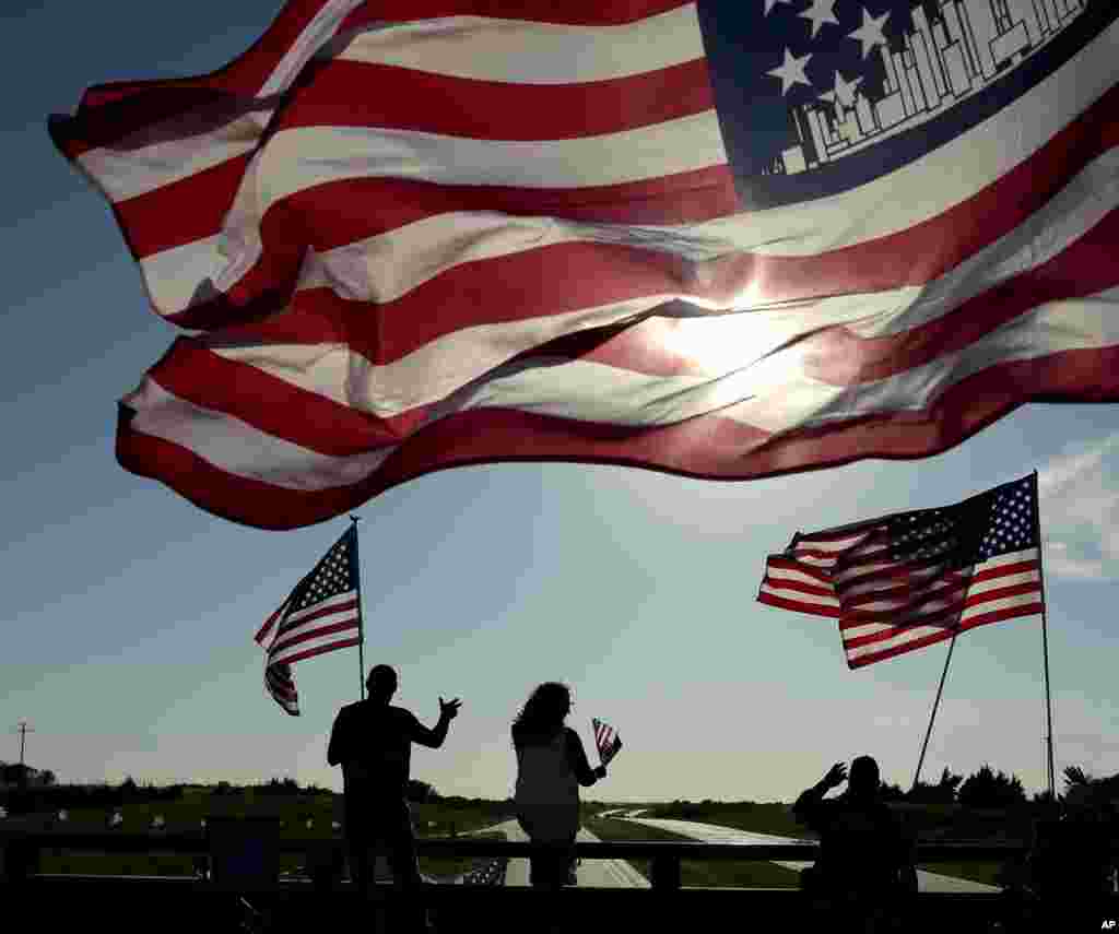 Foto Achiv: Moun eta Kansas salye otomobilis kap pase sou yon otowout nan vil Pomona, 11 Septanm 2015.