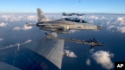 菲律賓空軍一架戰機2023年11月21日在西菲律賓海空域參加與美軍的聯合巡邏。