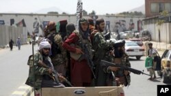 塔利班士兵在喀布尔街头巡逻。（2021年8月19日）