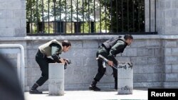 2017年6月7日，伊朗部队士兵在与针对德黑兰中心地带的伊朗议会发动恐袭的恐怖分子交火时隐蔽自己。