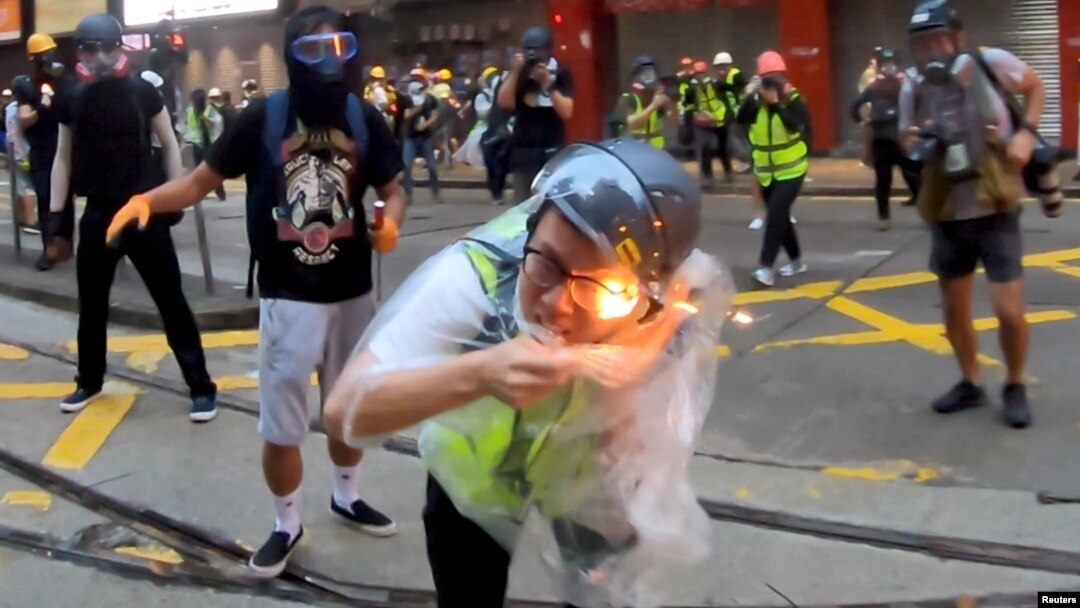 在香港抗議活動中被燃燒裝置擊中受傷的香港記者(2019年10月6日）