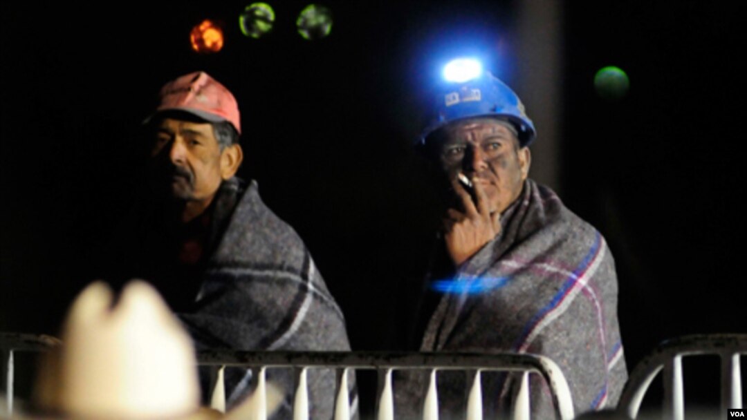 Otros mineros esperan noticias sobre sus compañeros atrapados tras la explosión.