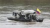 Soldados de la Armada colombiana patrullan el río Arauca, la frontera natural con Venezuela, visto desde Arauquita, Colombia, el 26 de marzo de 2021.