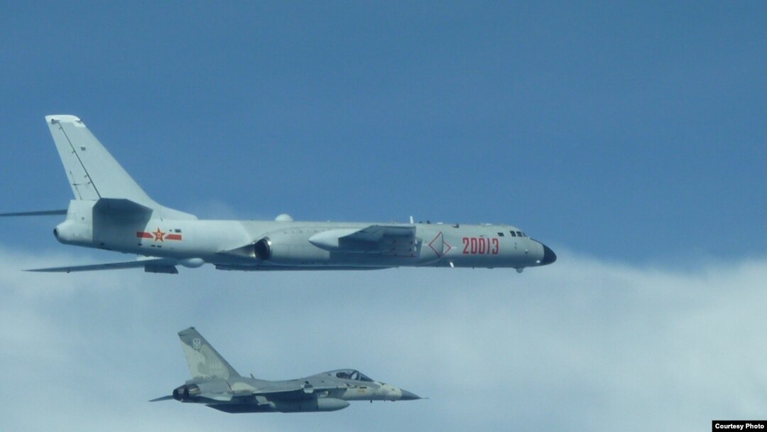 台灣戰機2017年7月20日在中國轟六機左邊貼近飛行（台灣國防部提供）