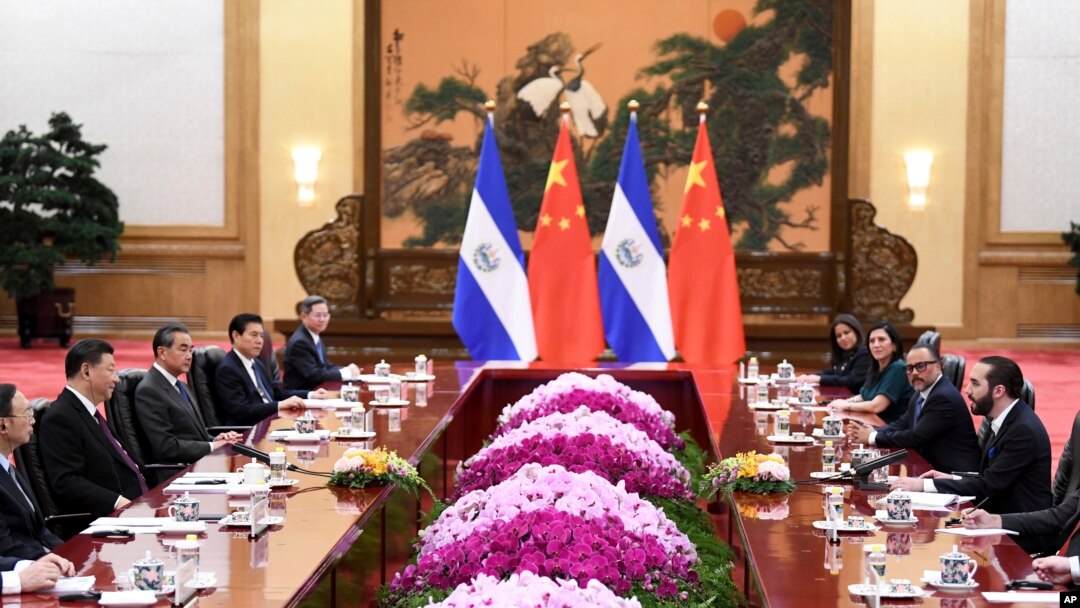 薩爾瓦多總統布克爾(右)與中國國家主席習近平(左二)2019年12月3日在人民大會堂舉行會談。