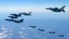 지난 2017년 12월 미한 연합공중훈련 '비질런트 에이스(Vigilant Ace)'에 참가한 미 공군 장거리전략폭격기 B-1B '랜서'와 F-35A, F-35B 전투기가 한국 공군 F-16, F-15K 전투기와 편대비행하고 있다.