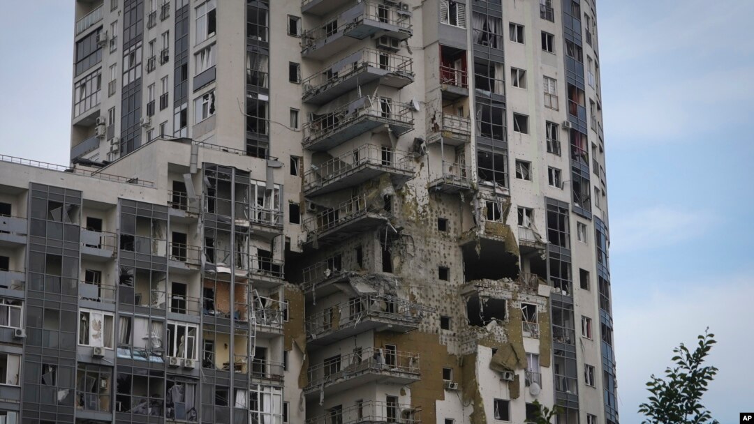 Un edificio de apartamentos dañado en el ataque con misiles rusos en Kharkiv, Ucrania, el martes 14 de mayo de 2024. (Foto AP/Andrii Marienko)