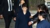 뇌물수수 등 혐의로 영장이 청구된 박근혜(가운데) 전 대통령이 30일 오후 구속전 피의자심문를 마친 뒤 서울 서초구 중앙지법을 나서고 있다.