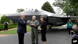 川普總統2018年7月23日在白宮與F-35戰機的製造商交談（美聯社）