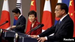 지난해 11월 청와대에서 리커창 중국 총리(오른쪽부터), 박근혜 한국 대통령, 아베 신조 일본 총리가 한중일 정상회담을 가진 후 공동 기자회견을 하고 있다. 