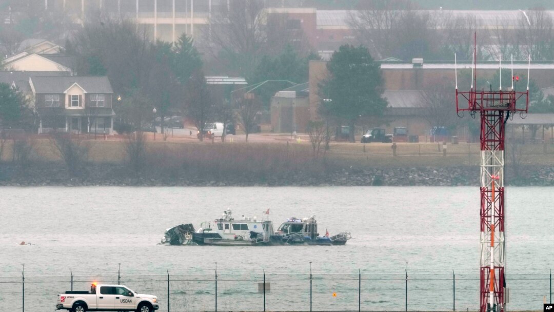 Continúa la búsqueda alrededor del lugar de los restos de una colisión en el aire entre un avión de American Airlines y un helicóptero del ejército, en el río Potomac, cerca del Aeropuerto Ronald Reagan de Washington, el 31 de enero de 2025, en Arlington, Virginia.