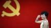 一名女子在中国共产党党旗下做宣誓姿势 （资料照片）