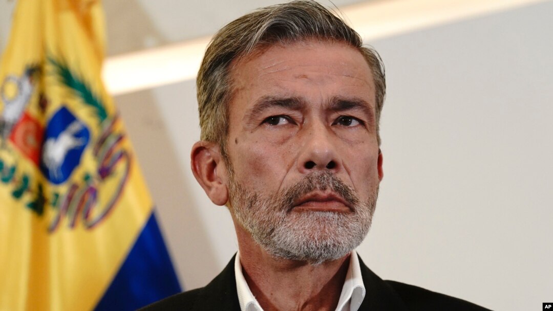 El delegado de la oposición venezolana Gerardo Blyde hace una pausa durante una conferencia de prensa en la Ciudad de México, el 27 de septiembre de 2021.