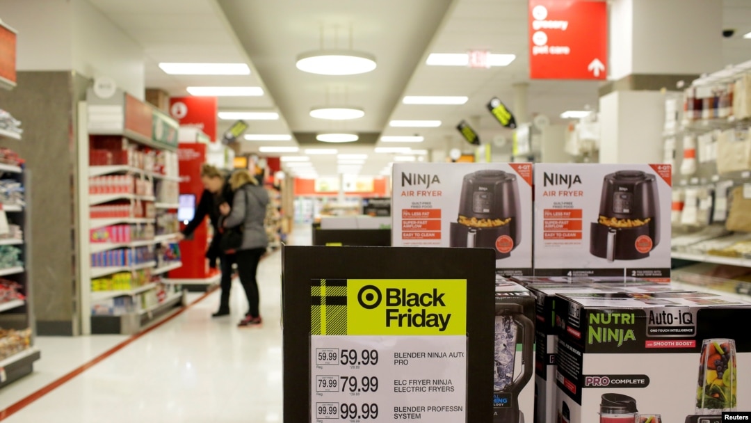 ARCHIVO - Un anuncio de Target para el Black Friday o Viernes Negro en una tienda en Chicago, Illinois. Noviembre de 2019.