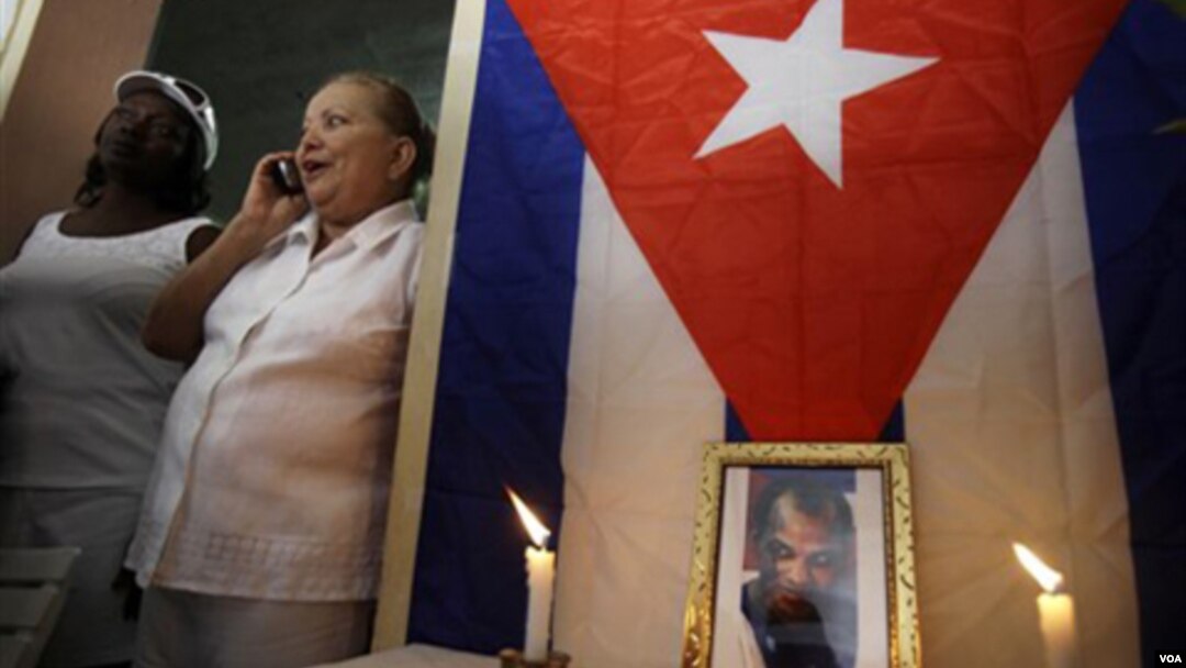 La Dama de Blanco Laura Pollán rinde tributo a la memoria de Orlando Zapata en su casa en La Habana.