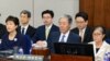 삼성 등 대기업에서 592억원의 뇌물을 받은 혐의 등으로 구속기소된 박근혜(앞줄 왼쪽) 전 대통령과 측근 최순실(오른쪽)씨가 23일 서울중앙지법 417호 법정에 앉아 재판 시작을 기다리고 있다. 가운데는 최씨 변호인 이경재 변호사. 