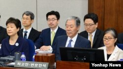 삼성 등 대기업에서 592억원의 뇌물을 받은 혐의 등으로 구속기소된 박근혜(앞줄 왼쪽) 전 대통령과 측근 최순실(오른쪽)씨가 23일 서울중앙지법 417호 법정에 앉아 재판 시작을 기다리고 있다. 가운데는 최씨 변호인 이경재 변호사. 