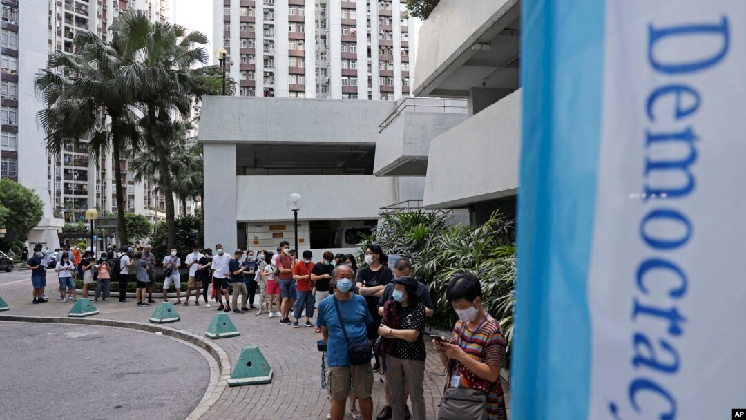 香港選民排隊為泛民主派立法會選舉初選投票。（美聯社2020年7月11日資料照）