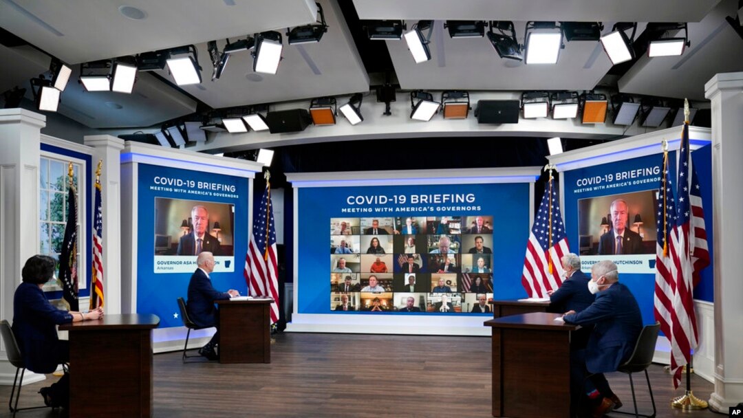 El presidente Joe Biden, segundo por la izquierda, participa en la llamada del Equipo de Respuesta al COVID-19 de la Casa Blanca con la Asociación Nacional de Gobernadores, en el Auditorio de South Court, el lunes 27 de diciembre de 2021, en Washington.