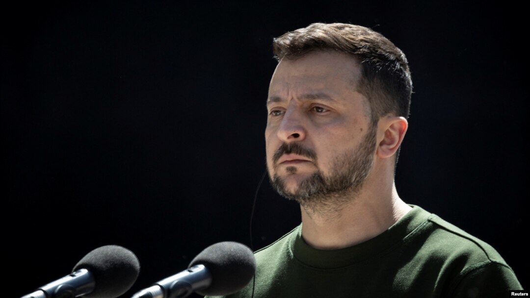 El presidente de Ucrania, Volodymyr Zelenskyy, asiste a una conferencia de prensa conjunta con el secretario general de la OTAN, Jens Stoltenberg, en medio del ataque de Rusia contra Ucrania, en Kiev, Ucrania, el 29 de abril de 2024.